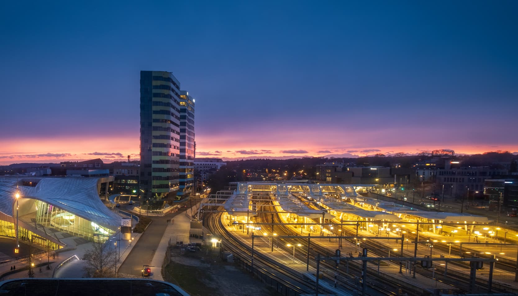 arnhem station in de avond