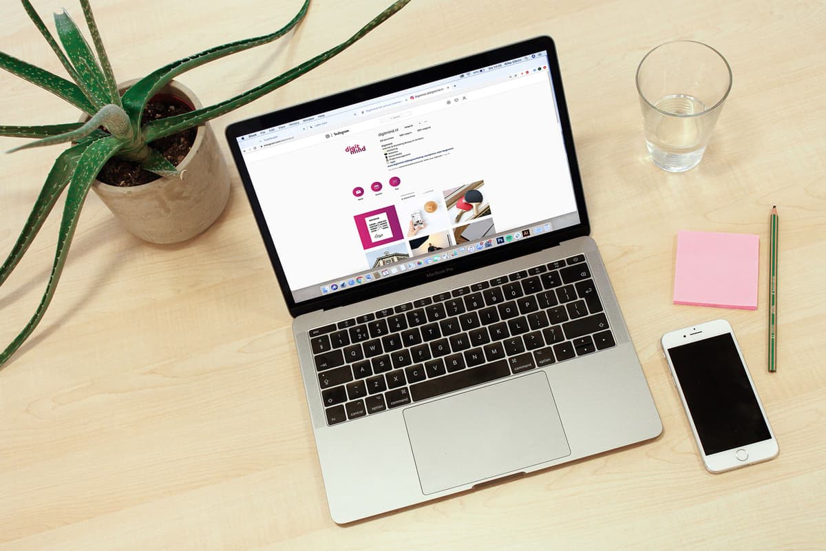Laptop met geopende website op bureau